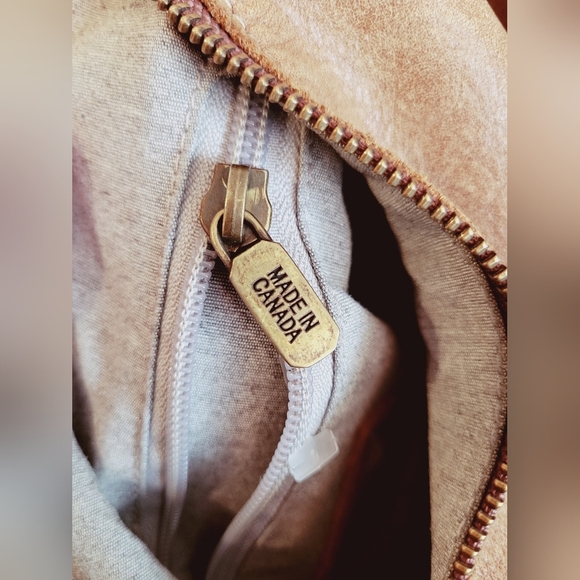 Vintage ROOTS Leather Crossbody Bag - Picture 10 of 11